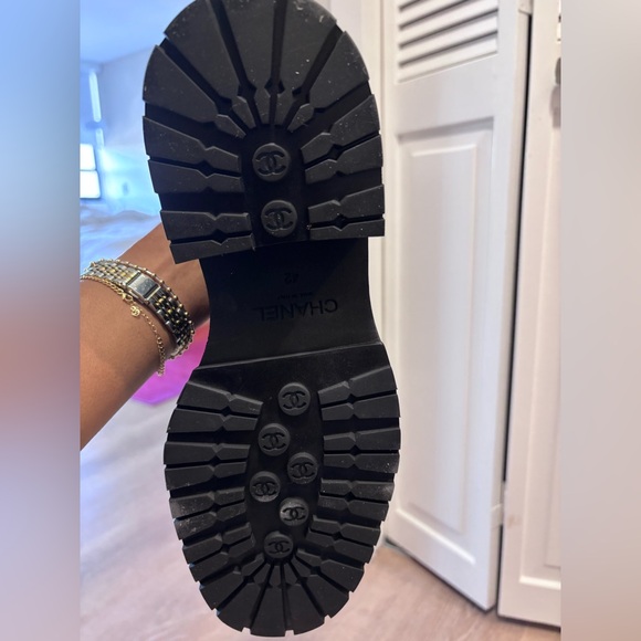 Chanel Chelsea boot. Black. Size 42. Never worn. Patent leather toe. Cc on back - Picture 7 of 13